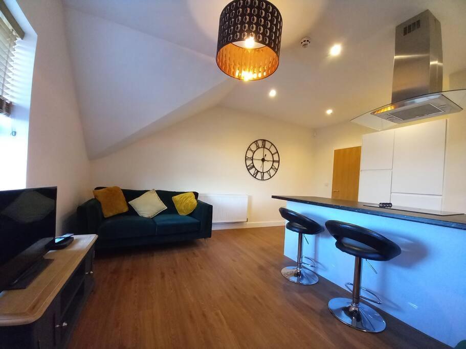 Roomy Penthouse 2 Double Bed Apartment - Spacious - Central Beeston - Free Secure Parking - Nottingham Exterior photo