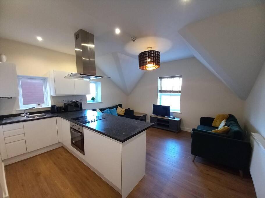 Roomy Penthouse 2 Double Bed Apartment - Spacious - Central Beeston - Free Secure Parking - Nottingham Exterior photo